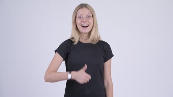 親指をあきらめて若い幸せなブロンドの女性 — ストック動画