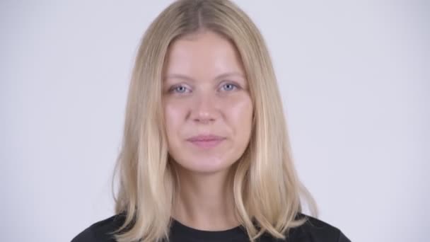 Boldog, fiatal szőke nőt bólogat a fejem igen arca — Stock videók