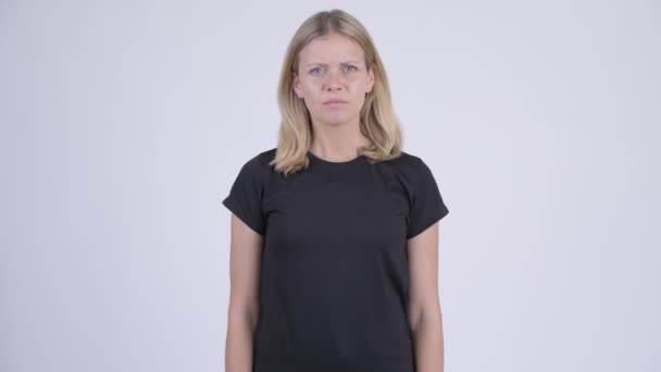 Junge wütende blonde Frau gibt Daumen nach unten — Stockvideo
