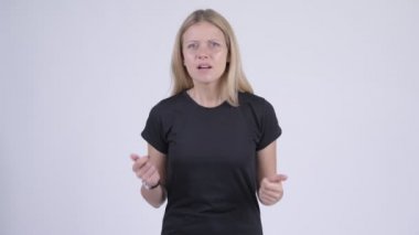 Genç sarışın kadın kötü haber alma vurguladı