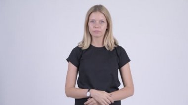 Genç sarışın kadın bıkkın ve yorgun görünümlü vurguladı