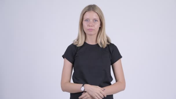 Jonge benadrukt blonde vrouw op zoek verveeld en moe — Stockvideo