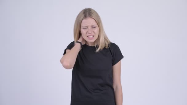 Молода напружена блондинка має біль в шиї — стокове відео