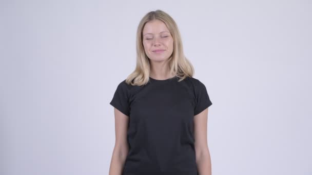 Mladá šťastné blond žena uvolňující se zavřenýma očima — Stock video