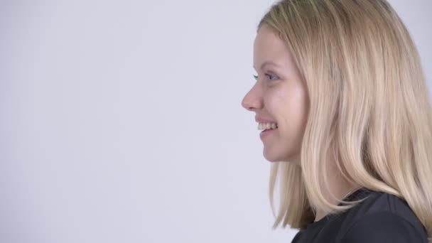 Vértes hossz-szelvény nézet fiatal boldog szőke nő mosolyogva és nevetve — Stock videók