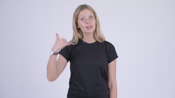 Mladá blondýna šťastná žena s mi říkají gesto — Stock video