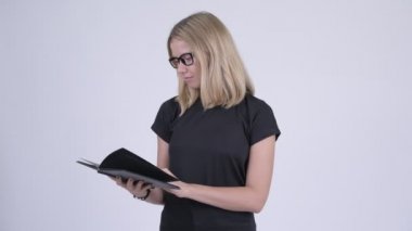 Genç sarışın inek kadın kapsayan yüz kitap ile utangaç