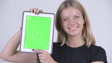Yüz mutlu sarışın genç kadın gösteren dijital Tablet