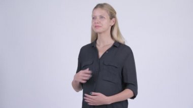 Gülümseyen ve düşünme genç mutlu hamile işkadını