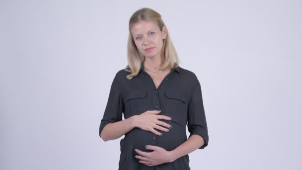 Jeune femme d'affaires enceinte heureuse penser et regarder vers le haut — Video