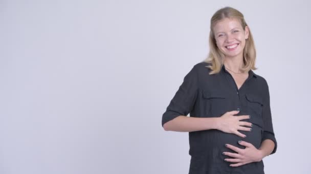 Joven feliz embarazada mujer de negocios señalando el dedo y mostrando algo — Vídeos de Stock