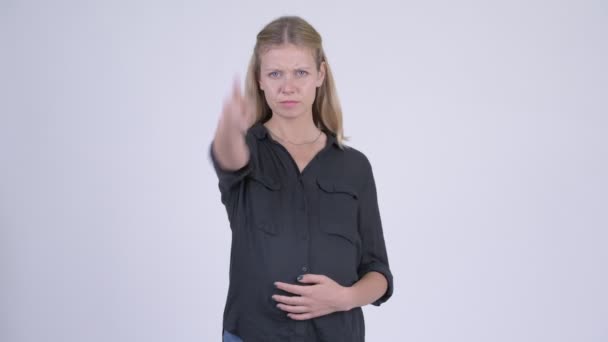 Joven mujer de negocios embarazada enojada apuntando a la cámara — Vídeo de stock