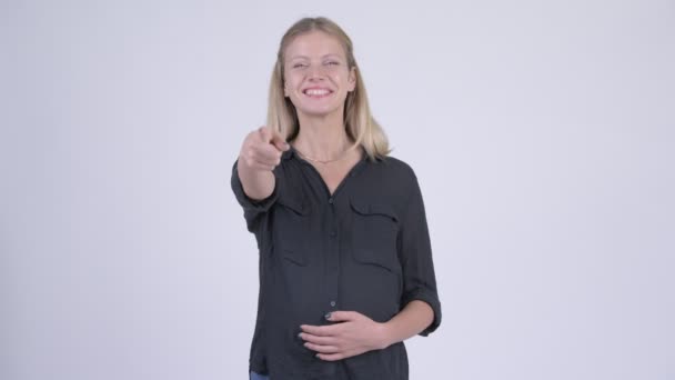 Молодая счастливая беременная деловая женщина указывает на камеру — стоковое видео
