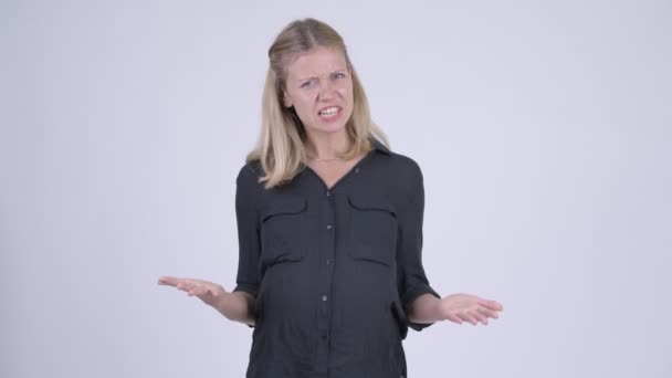 Jonge boos zwangere zakenvrouw praten en klagen — Stockvideo