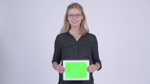 Młody szczęśliwy w ciąży kobieta interesu wyświetlone cyfrowego tabletu na brzuch — Wideo stockowe