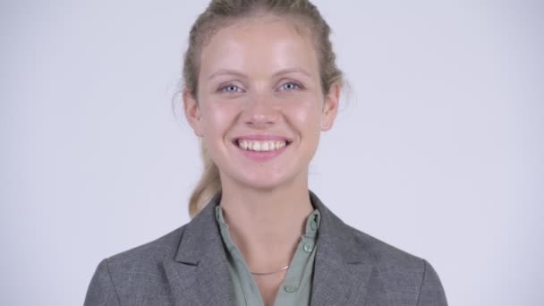 Gezicht van jonge gelukkig blond zakenvrouw glimlachen — Stockvideo