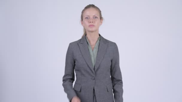 Jonge mooie blonde zakenvrouw met gekruiste armen — Stockvideo