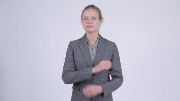 Jonge gelukkig blond zakenvrouw denken en opzoeken — Stockvideo