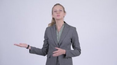 Genç güzel sarışın işkadını bir şey sunmak