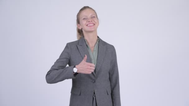 Молодая счастливая блондинка-бизнесвумен подает большие пальцы — стоковое видео