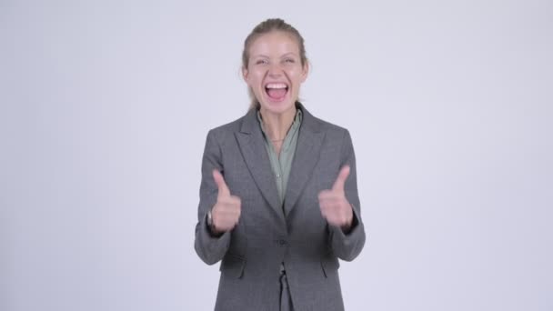 Jonge gelukkig blond zakenvrouw zoekt enthousiast en geven duimen omhoog — Stockvideo