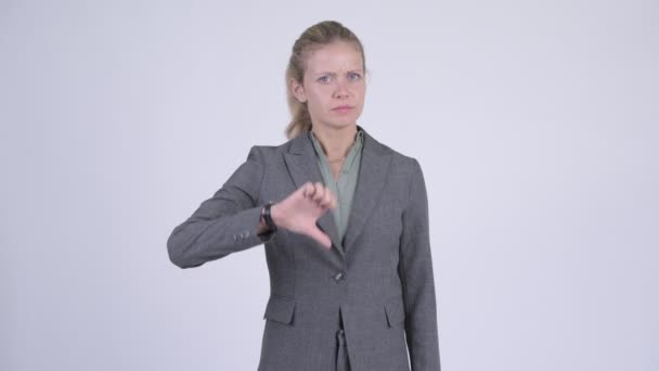 Jonge benadrukt blonde zakenvrouw duimen neer geven — Stockvideo
