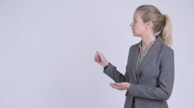 Genç güzel sarışın işkadını parmak işaret ve bir şey sunma
