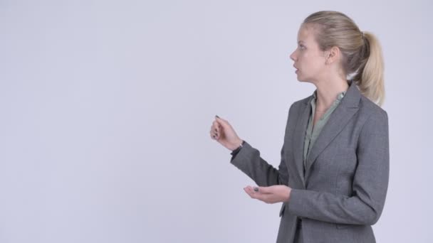 Mladá krásná blondýna podnikatelka ukazující prst a prezentaci něco — Stock video