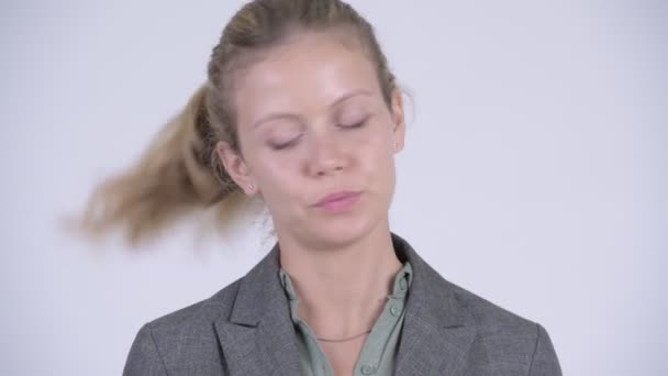 Лицо молодой блондинки бизнесвумен кивает головой нет — стоковое видео
