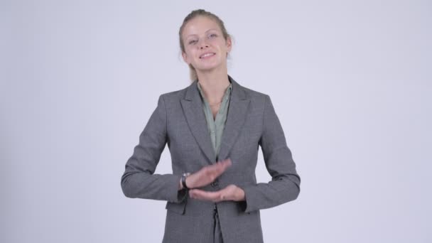 Alkışlar eller genç mutlu sarışın iş kadını — Stok video