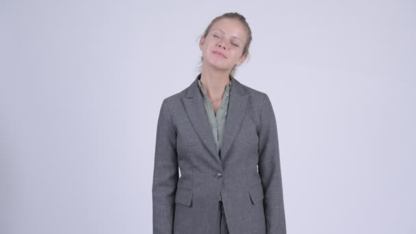 Joven mujer de negocios rubia feliz relajarse con los ojos cerrados — Vídeo de stock