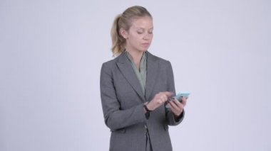 Telefon kullanarak ve iyi haber alma genç mutlu sarışın işkadını