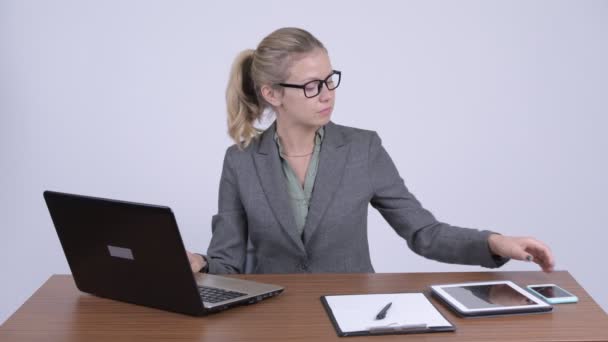 Νέοι ευτυχής επιχειρηματίας ξανθιά βιντεοκλήσεων στο χώρο εργασίας — Αρχείο Βίντεο