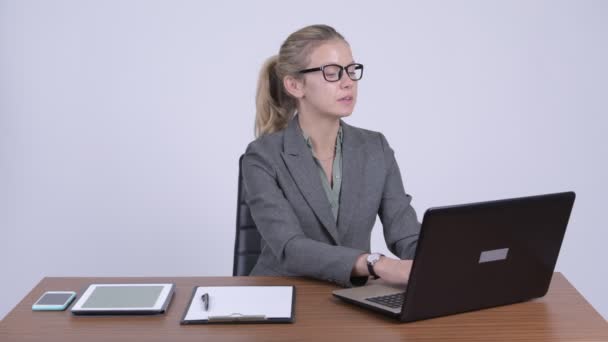 Jovem bela loira empresária entrevistando no trabalho — Vídeo de Stock