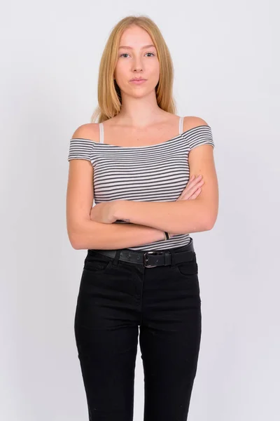 Porträt einer jungen schönen blonden Teenagerin mit verschränkten Armen — Stockfoto