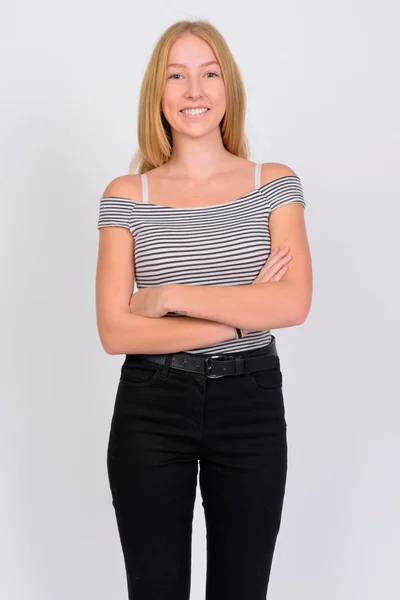 Portret van gelukkig mooie blonde tiener meisje glimlachend met gekruiste armen — Stockfoto