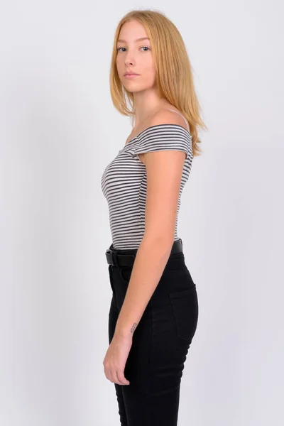 Profil-Ansicht der jungen schönen blonden Teenagerin, die in die Kamera schaut — Stockfoto