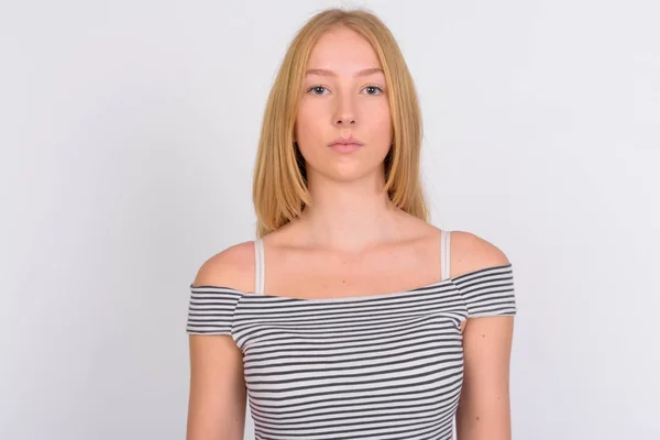 Gesicht der jungen schönen blonden Teenager-Mädchen — Stockfoto