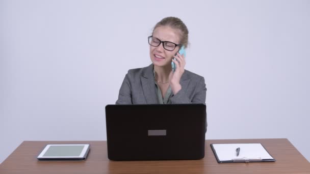 Jovem loira feliz empresária falando ao telefone no trabalho — Vídeo de Stock