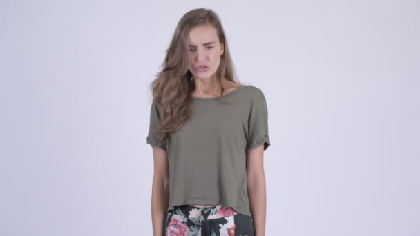 Ung vred kvinde ser stresset ud, mens hun giver tommelfingre ned – Stock-video
