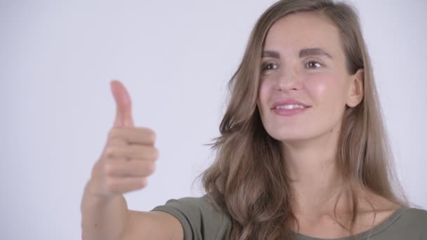 엄지손가락을 포기 하는 젊은 아름 다운 여자의 얼굴 — 비디오