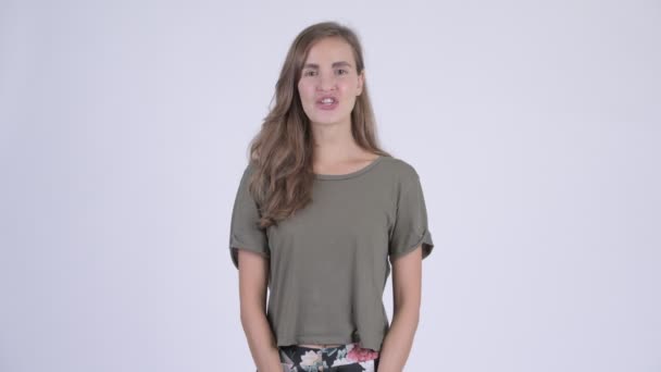 Boldog fiatal gyönyörű nő beszél, és hogy elmagyarázza valamit — Stock videók