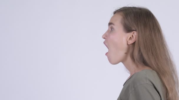 Closeup profile view of young stressed woman shouting and screaming — Stock Video