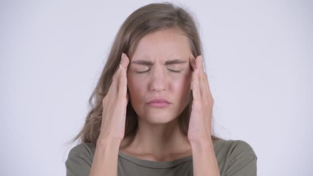 Лицо молодой нервной женщины с головной болью — стоковое видео