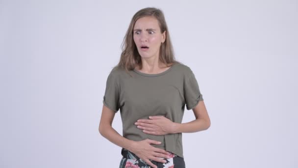 Молода стресова жінка болить живіт — стокове відео