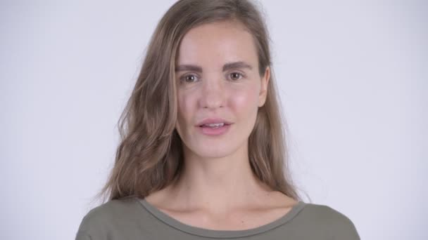 Szembe fúj csók boldog fiatal gyönyörű nő — Stock videók