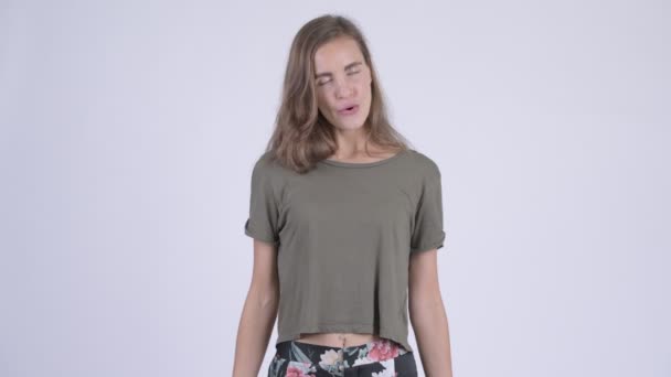 Benadrukt boos jongedame met gekruiste armen — Stockvideo