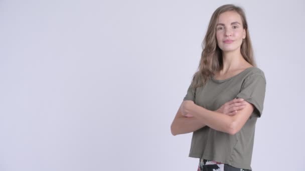 Profiel te bekijken van gelukkige jonge mooie vrouw op zoek naar camera met gekruiste armen — Stockvideo