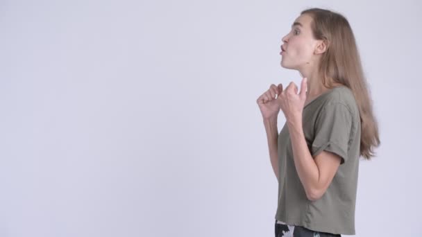 Zobrazení profilu přízvučné mladé zlobí ženy mluví a stěžuje si — Stock video