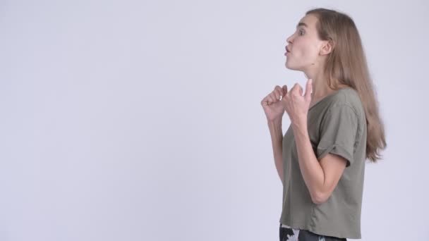 Profil de la jeune femme en colère stressée qui parle et se plaint — Video